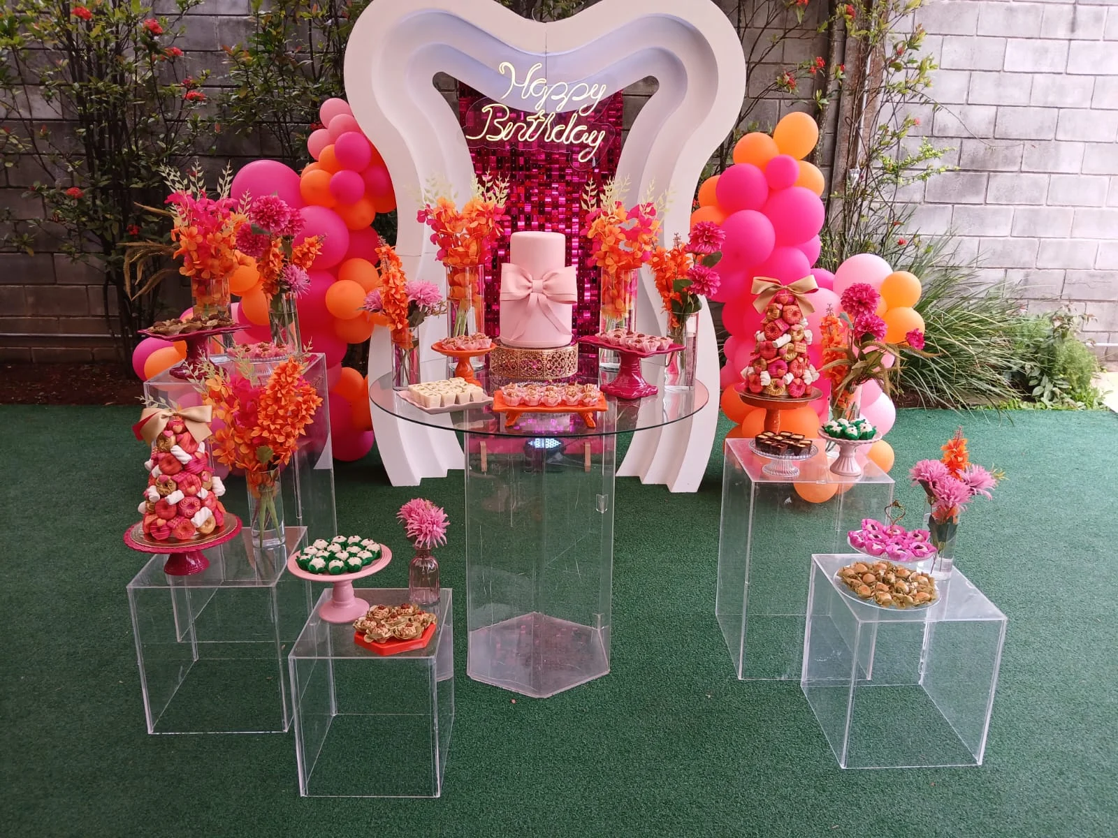 Cenário de aniversário com balões e decoração rosa