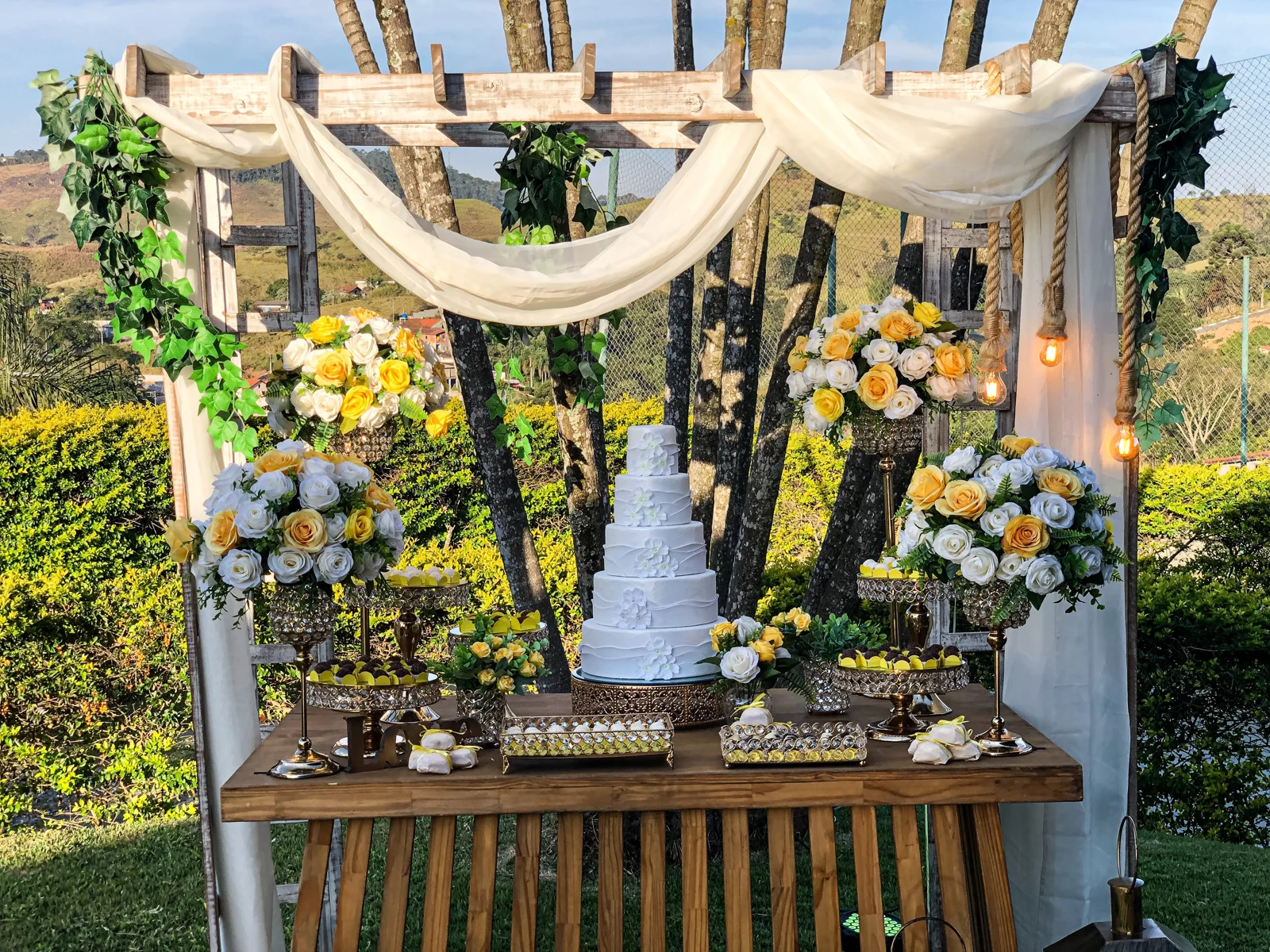 Decoração floral para celebração ao ar livre