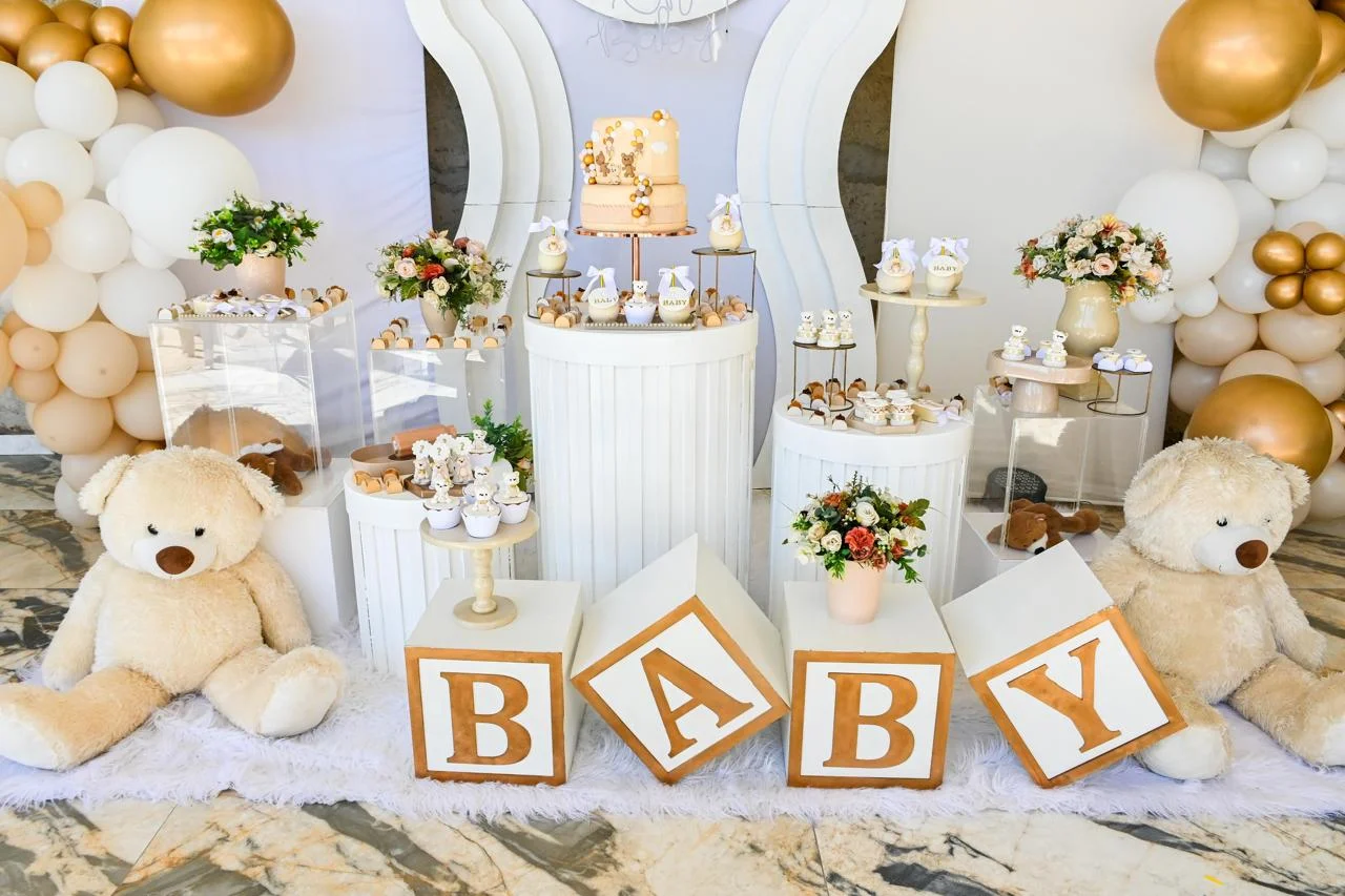 Decoração de chá de bebê com ursinhos e balões brancos e dourados