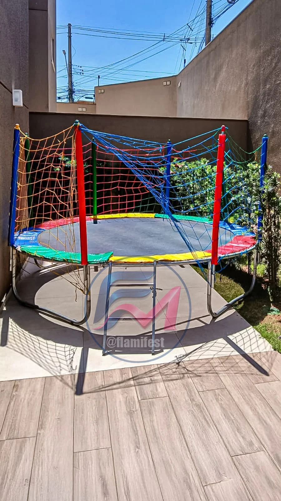 Cama elástica com rede de proteção