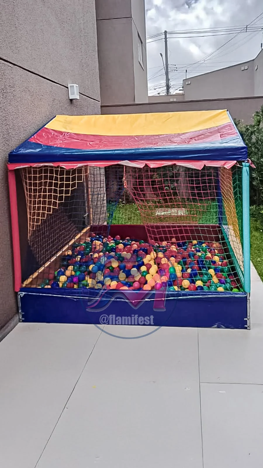 Piscina de bolinhas colorida com cobertura