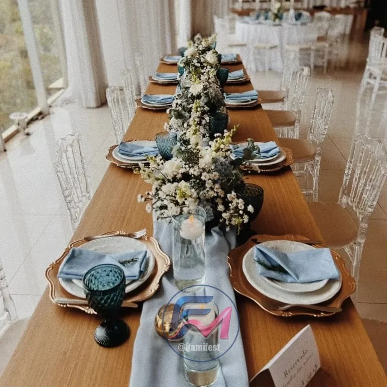 Mesa posta com louças azuis e arranjo floral